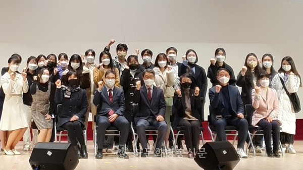 I KOREA YOU 레벨업코리아  대학생 기획봉사단 수료식 및 시상식 개최 단체사진