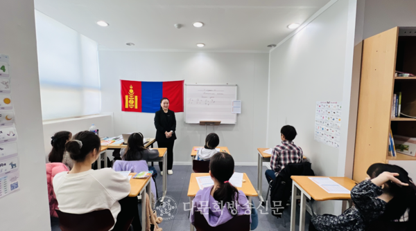 Sarangerel Nominchimeg 대표가 몽골 어린이의 한국어 수업을 하는 모습